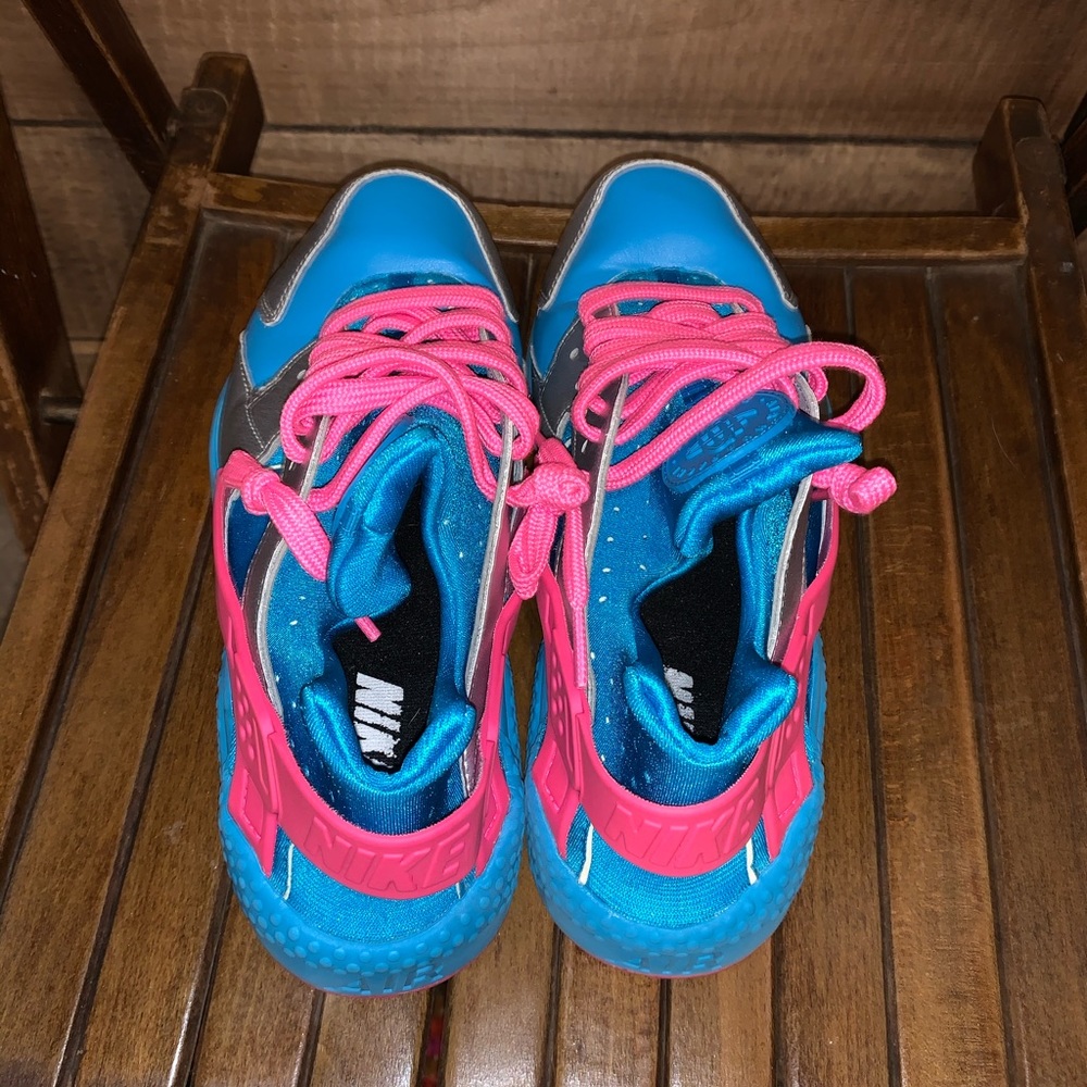 Custom Women’s Nike iD Huaraches - Picture 2 of 6